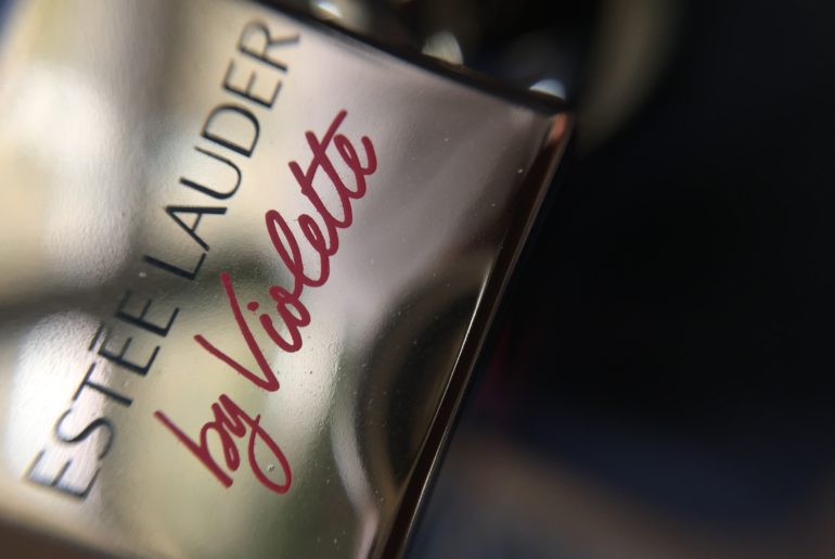 Il est comment le rouge à lèvres liquide de Violette ? rouge à lèvres, Violette X Estée Lauder